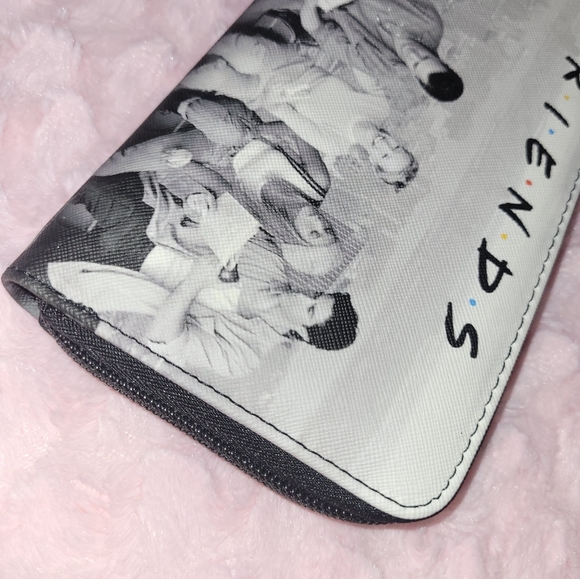 F•R•I•E•N•D•S zip-around wallet - Picture 12 of 16